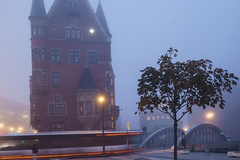 Speicherstadt Hamburg bei Nacht und Nebel mit Führungen Hamburg