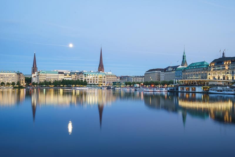 Binnenalster in Hamburg mit Blick auf Kirchturmspitzen