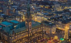rathaus-hamburg Hamburger Rathaus von oben mit Lichtern