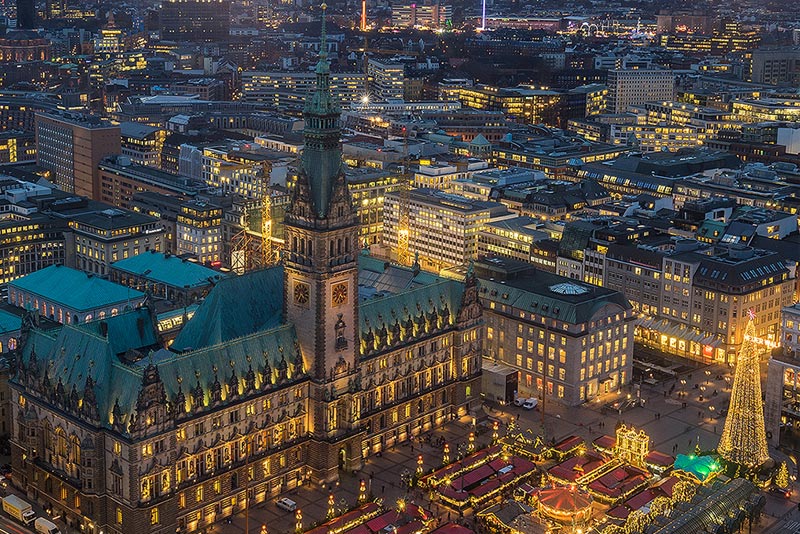 Hamburger Rathaus von oben mit Lichtern