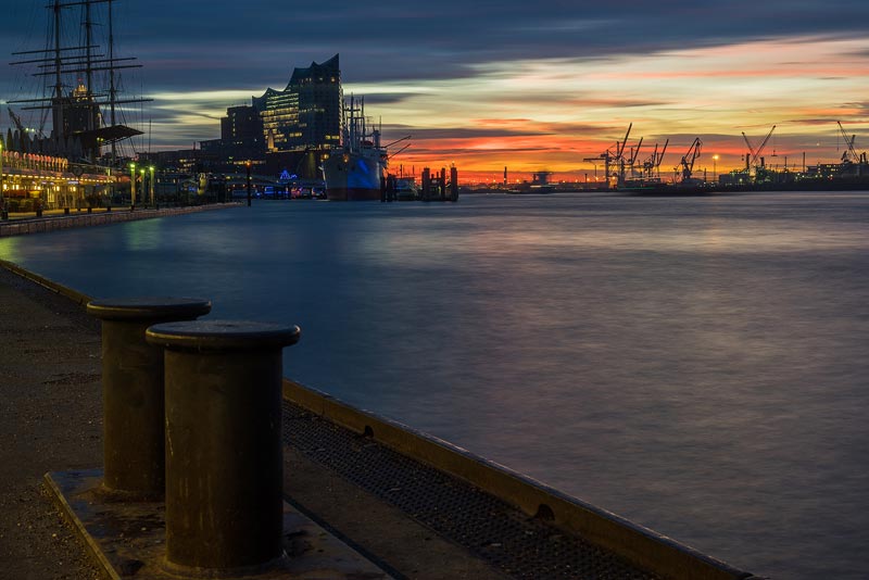 Blick auf Hafen und Elbphilharmonie bei Sonnenuntergang