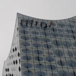 Gebäudereiniger reinigen die Fenster der Elbphilharmonie in Hamburg